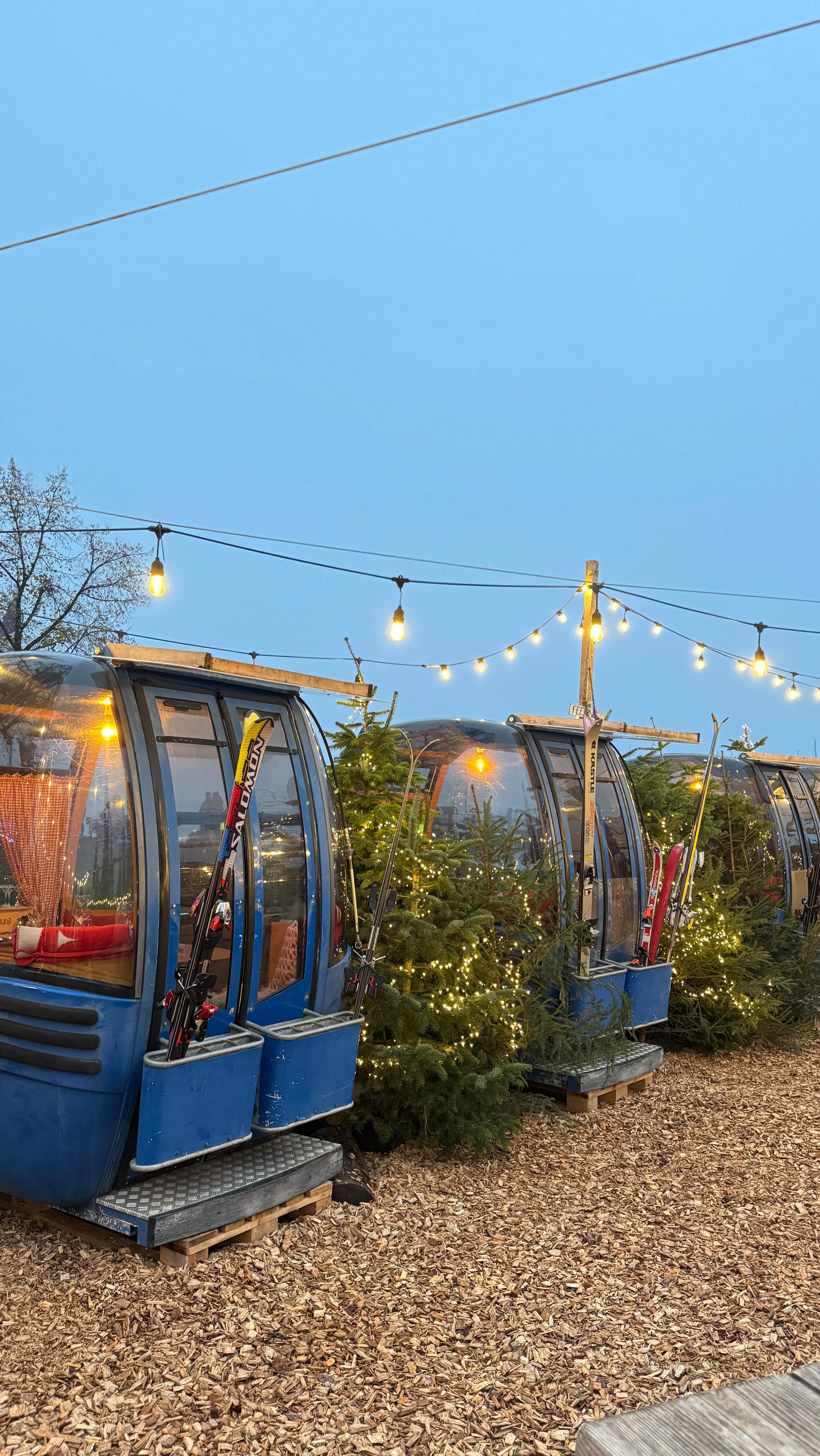 Es geht wieder los ✨
Ab heute ist das Gondel Gärtli wieder geöffnet –
jeden Mittwoch bis Sonntag.

Kerzen an, Lichter warm, draussen Winter, drinnen gemütlich.
Kommt vorbei für Fondue, Raclette, Glühwein & gute Gespräche.
Wir freuen uns auf euch. 🫶❄️

#gondelgaertlitzug #zug #zugersee #fondue #raclette #gluehwein #wintervibes #cosyseason #weihnachtsstimmung #myswitzerland #inlovewithzug